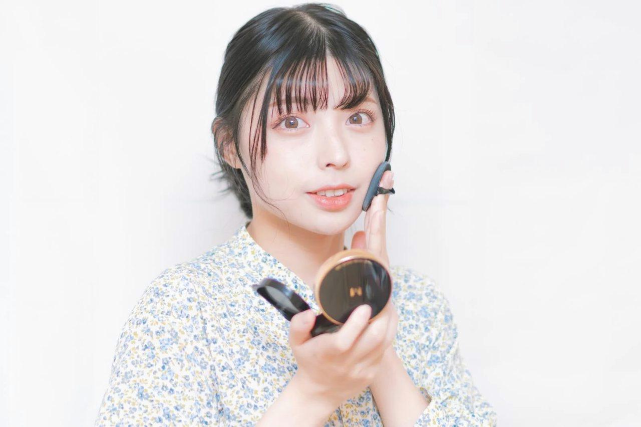 鼻で深く呼吸している女性のイラスト。リラックスした表情で姿勢も良い
