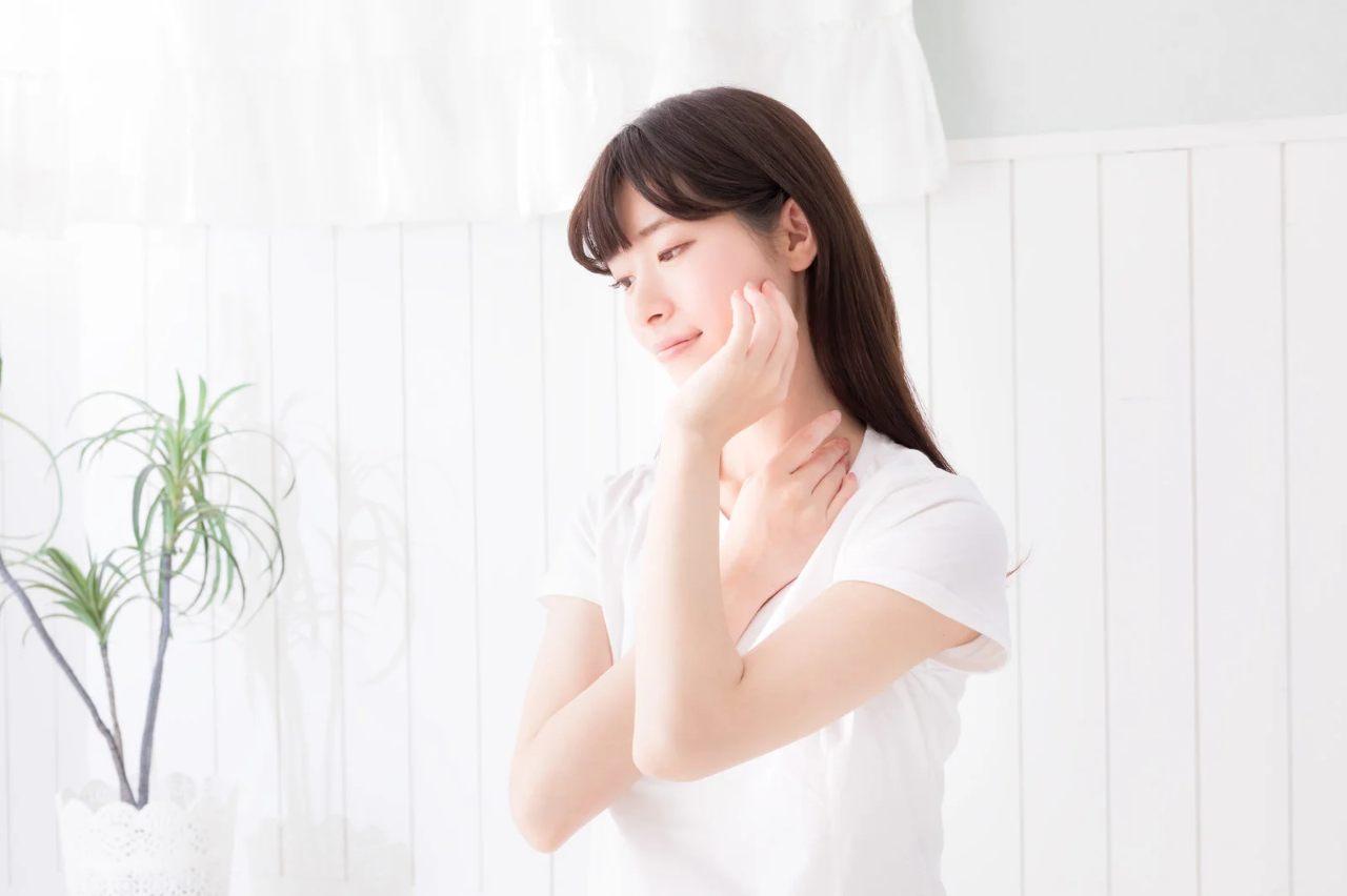 紫外線対策を怠らず生活習慣を見直す大人の女性のイメージ