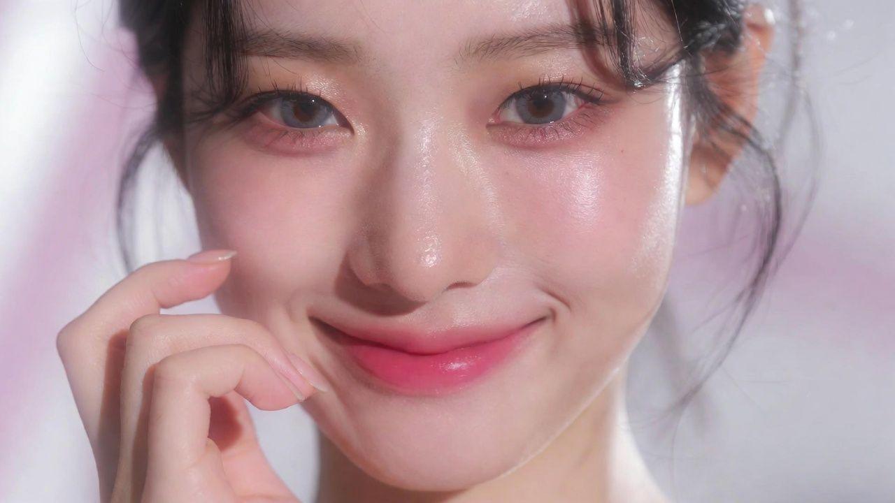 強い日差しの下でサイクリングを楽しみながら肌への負担を意識する女性