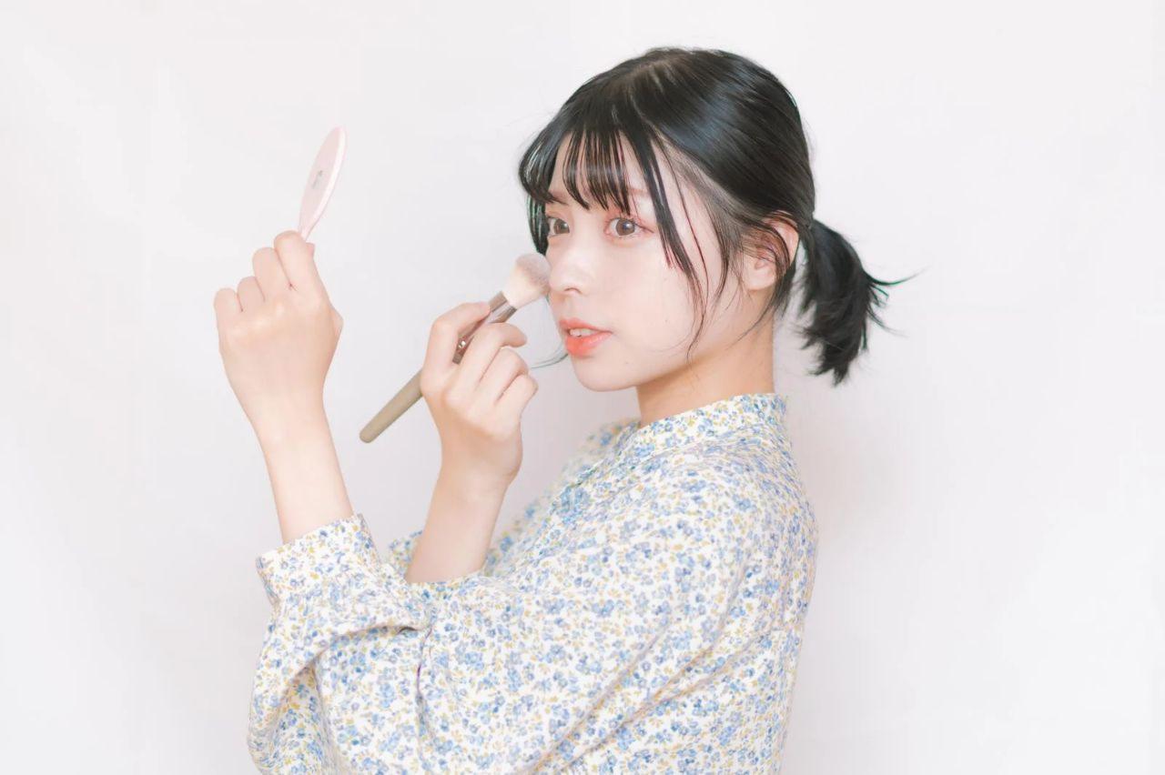 紫外線対策と日焼け止めミストで透明感のある肌を目指す女性