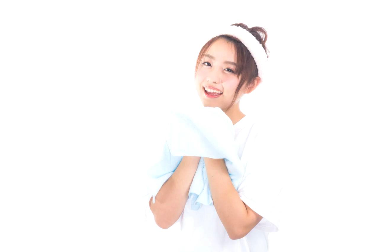 スクワットで美肌を目指す女性と透明感のある肌の美容イメージ