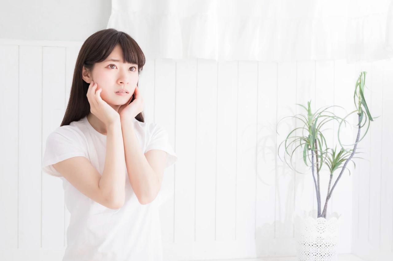 女性が鏡を見て顔のたるみを確認している様子、インナービューティーで肌の内側からケアするイメージ