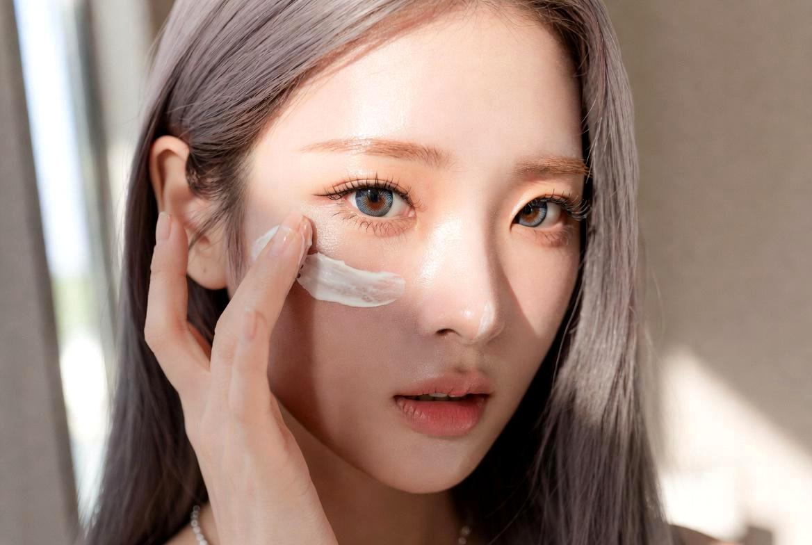 朝のスキンケアや美容アイテムを並べた写真