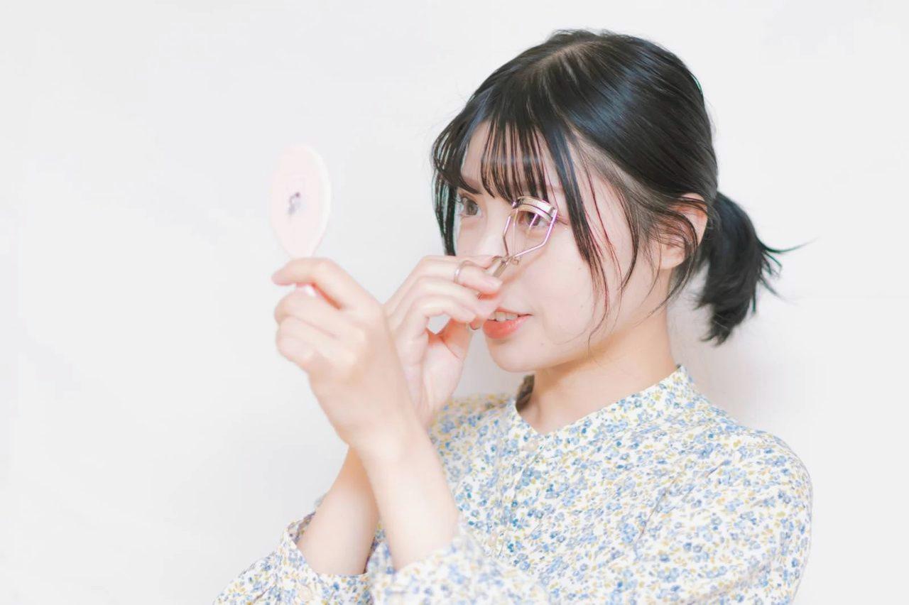 やわらかな発色で目元を大きく見せる春タイプ向けアイメイクのイメージ