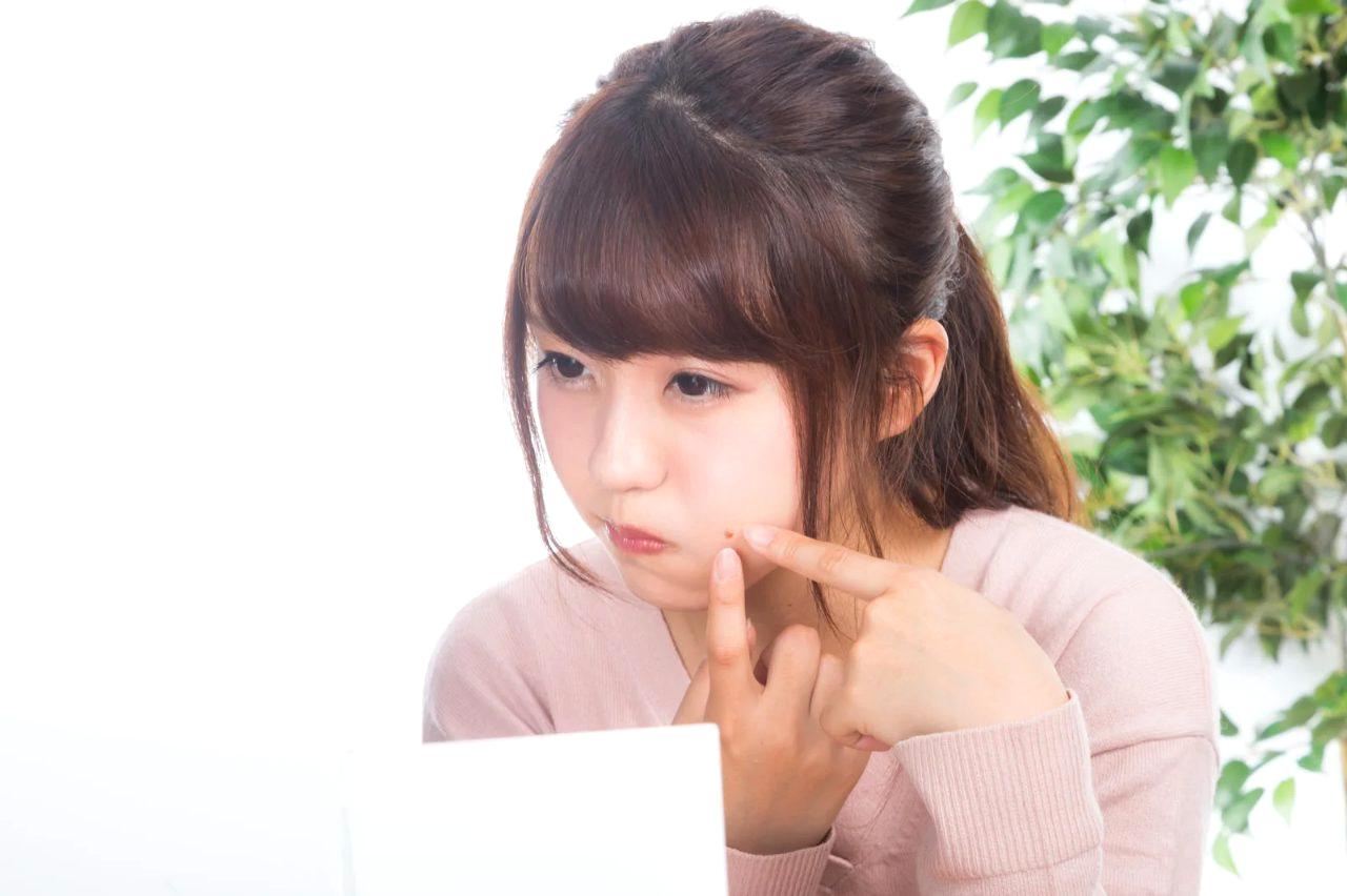 角質ケア後のスッキリとした毛穴と透明感のあるおでこの美容イメージ。ピーリングの効果を示す。