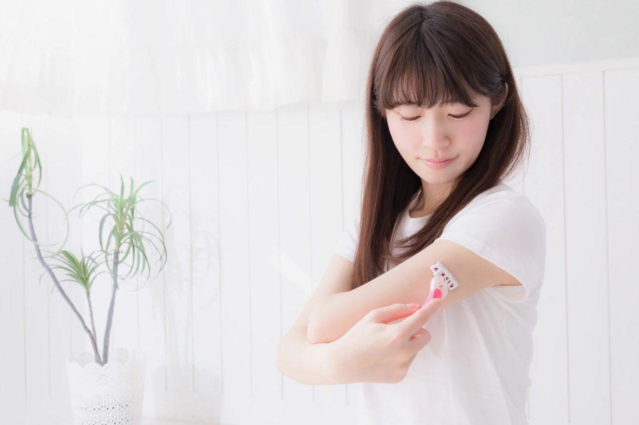 美容オイルを適量手に取り肌になじませるケア方法