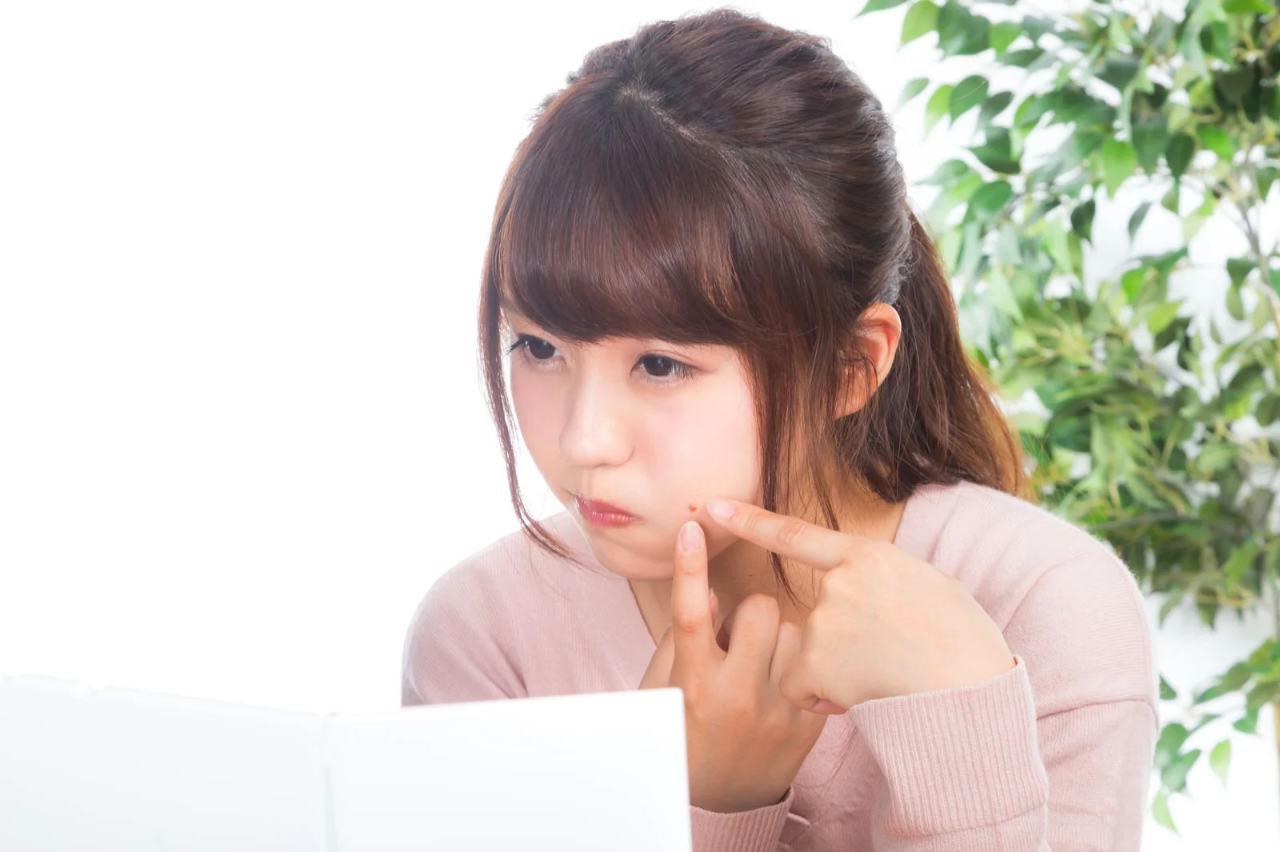 小鼻や顎の毛穴ケアに集中している女性の顔のアップ