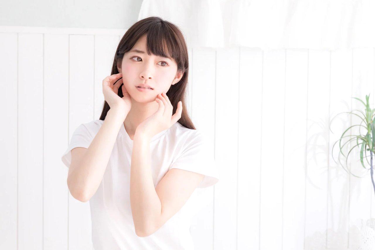 毎日のスキンケアで美しい肌を目指す女性のイメージ