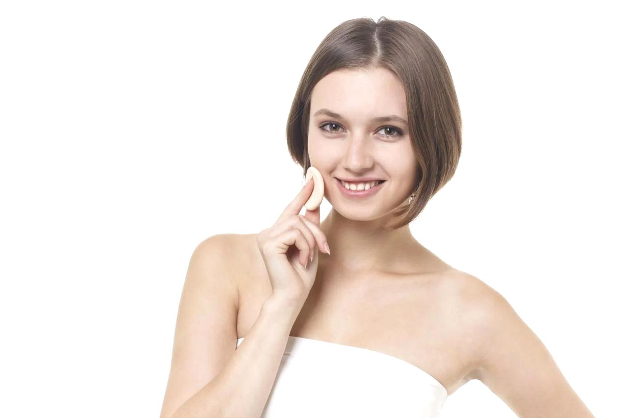 崩れない美肌をキープしている自信に満ちた女性の笑顔のイメージ
