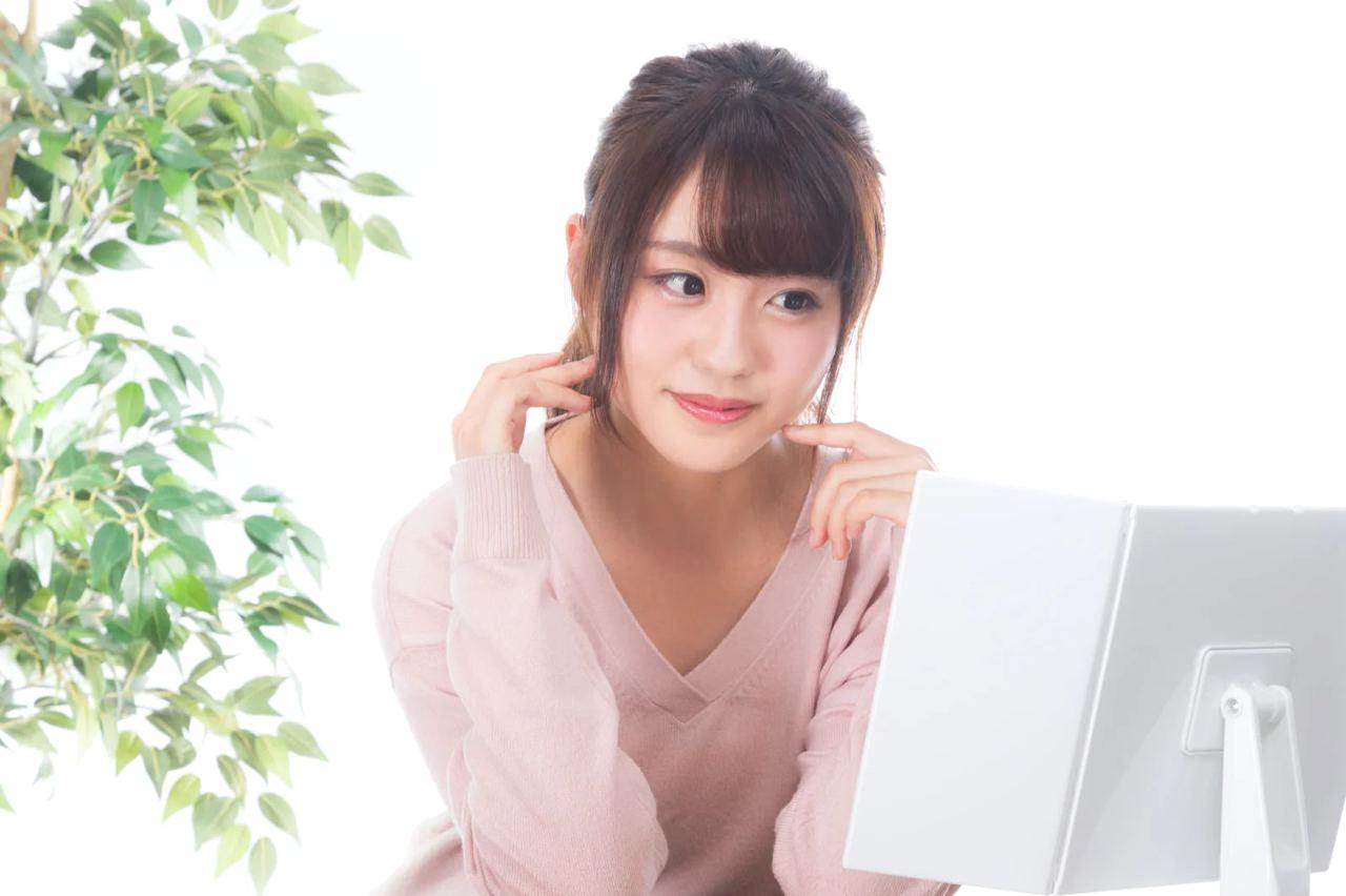 午後のむくみの原因と対策を考える女性の美容イメージ