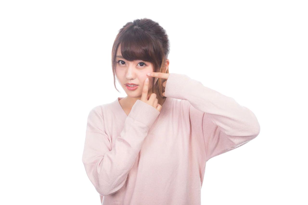 肌トラブルを防ぐための注意点を考える女性のイメージ
