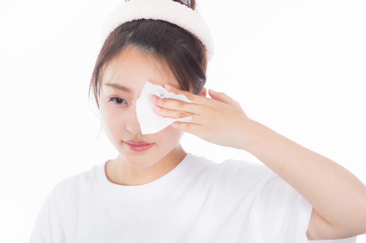 ナイトルーティンを楽しそうにこなす女性の姿