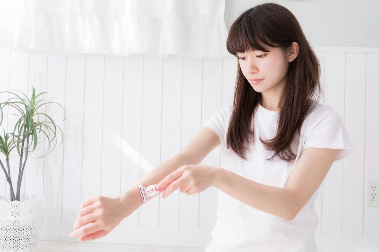 健康的な生活習慣で美しい手肌を保つ女性