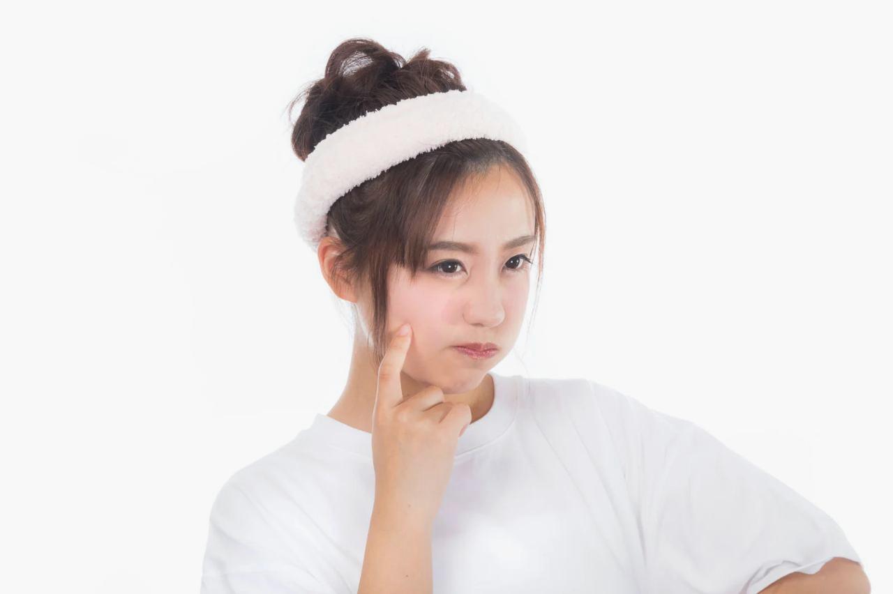 目尻のしわケアをする大人の女性の目元アップ