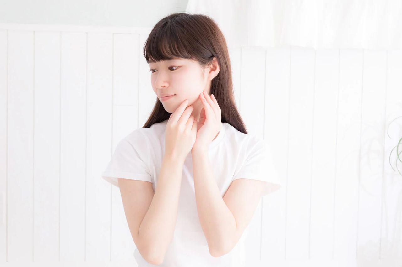 UVケアバームで潤い肌を保つ女性の美容イメージ