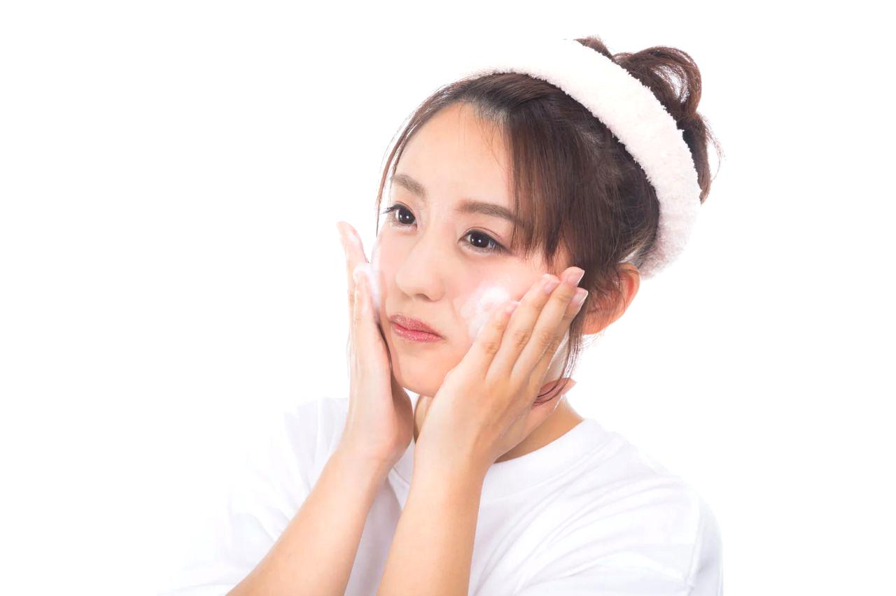泡を優しくなじませる洗顔の様子