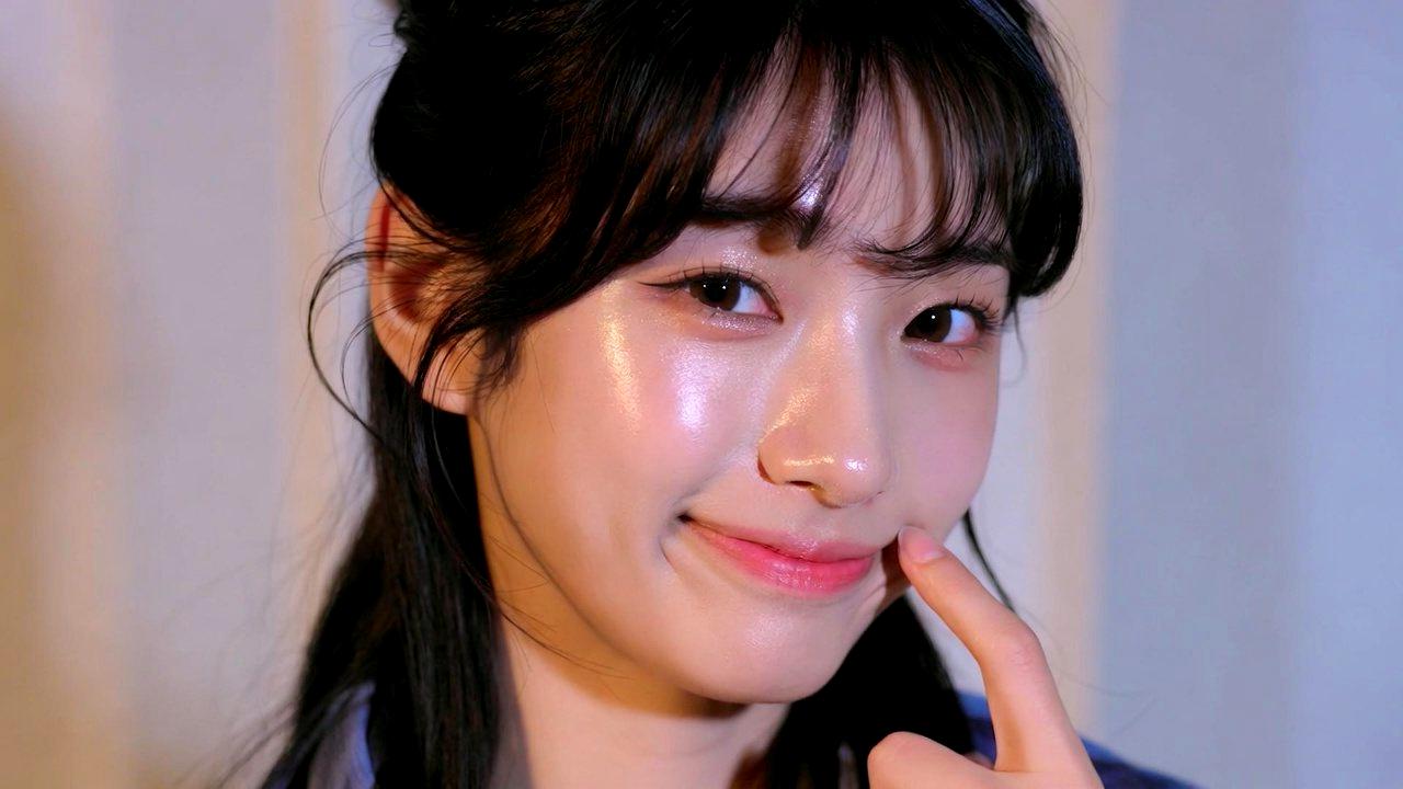 日焼け止めバームを手に持ち肌になじませる女性