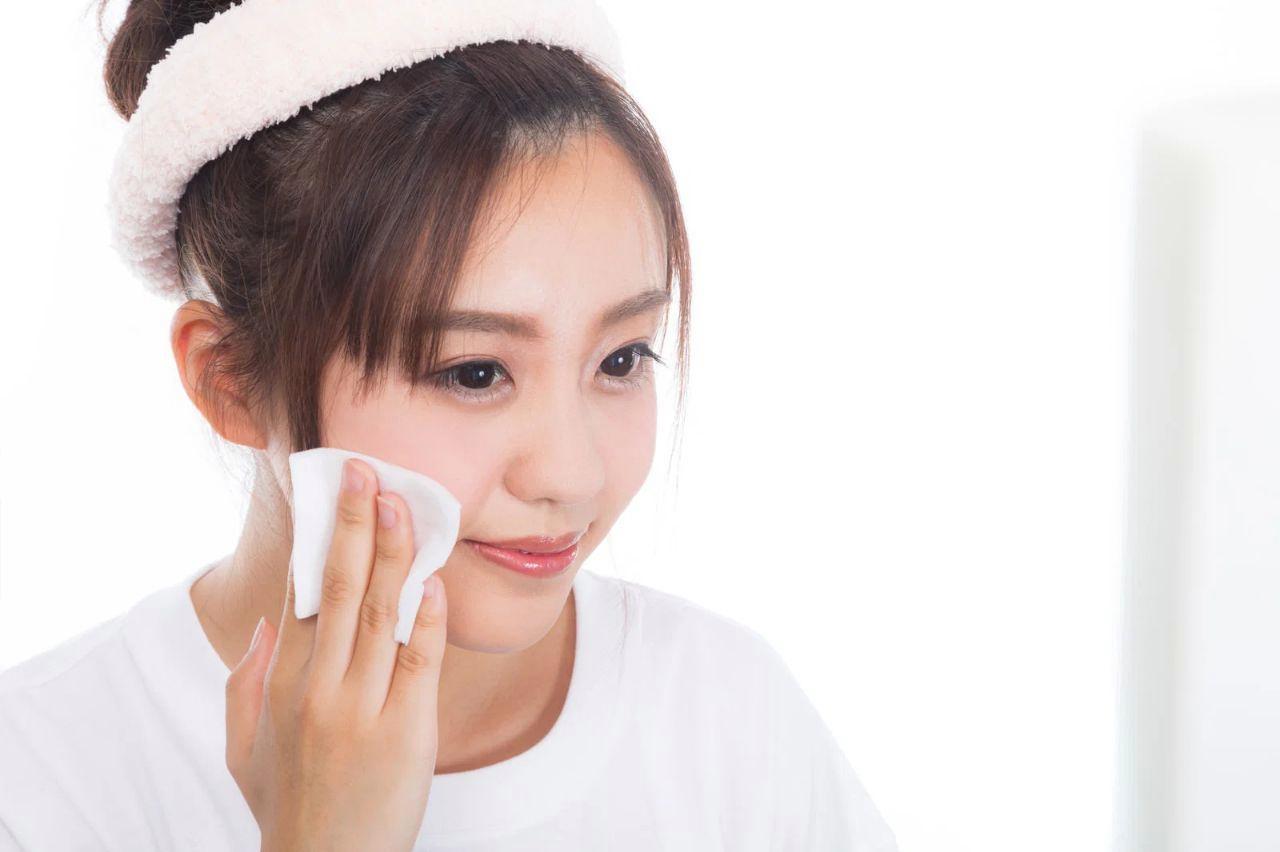 日焼け止めミスト使用後の正しいクレンジング方法を示すイメージ画像