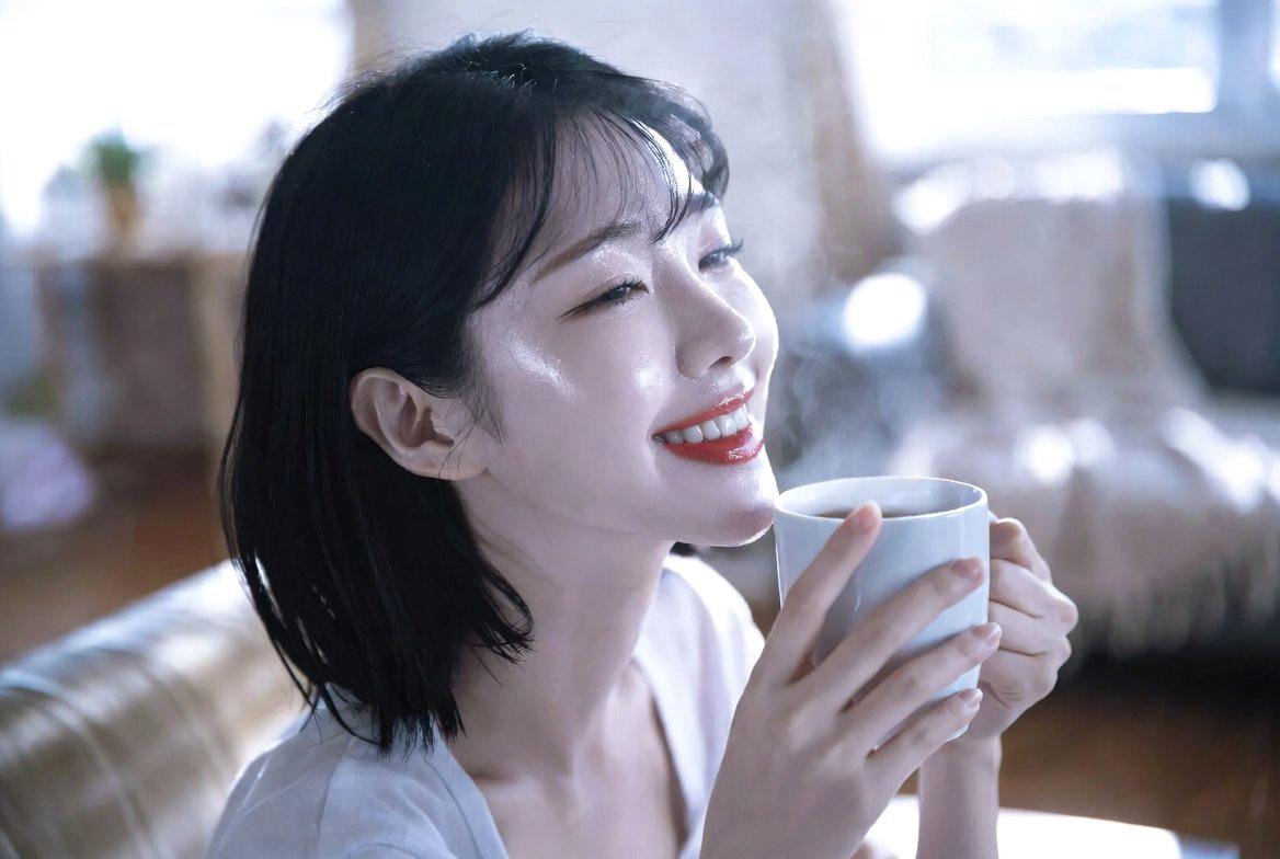 質の良い睡眠を促すハーブティーを飲む女性