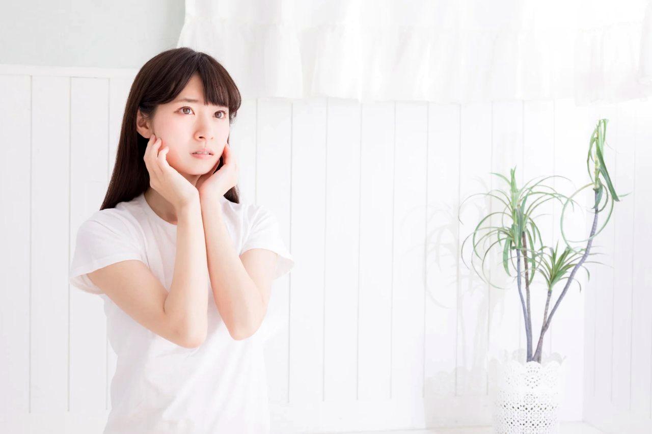 UVケアバームで紫外線対策をしながら美肌を保つ大人女性の美容イメージ