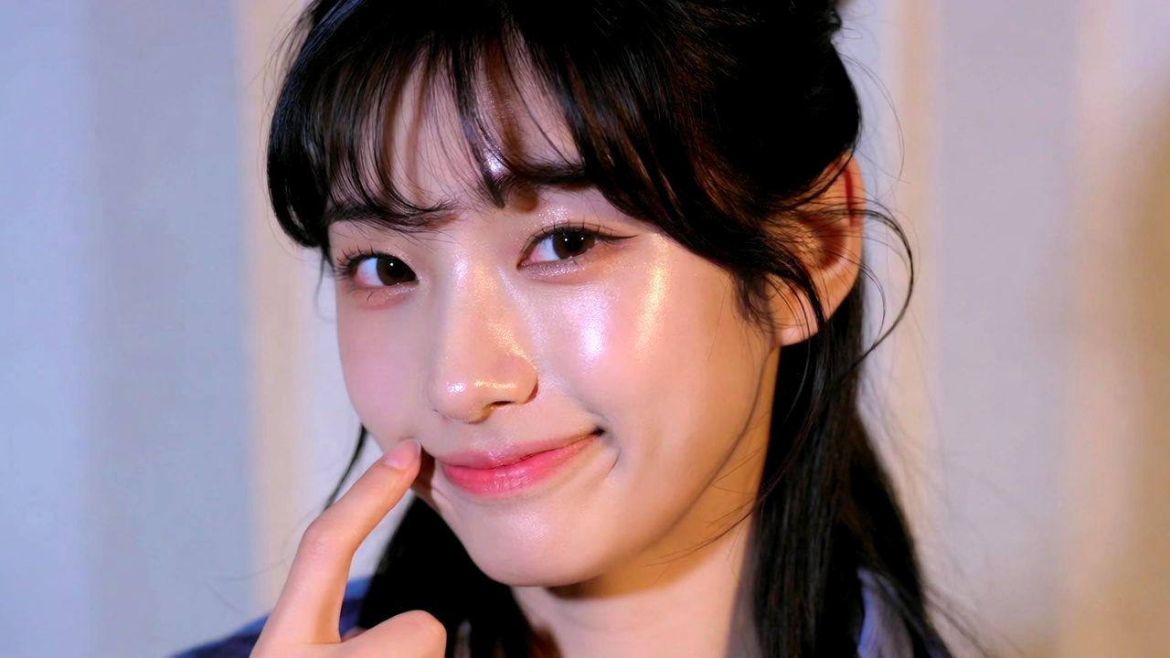 化粧水と美容液を使った朝のスキンケアステップの様子