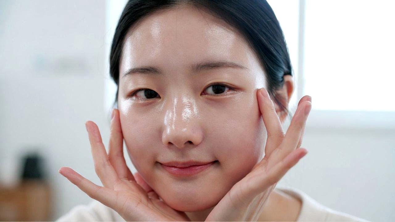 透明感のあるツヤ肌で輝く女性の美容イメージ