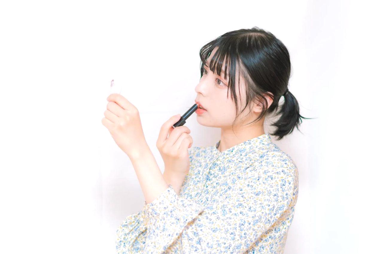 デスクワーク中やスマホ使用時の口ぽかん姿勢をしている女性のイラスト