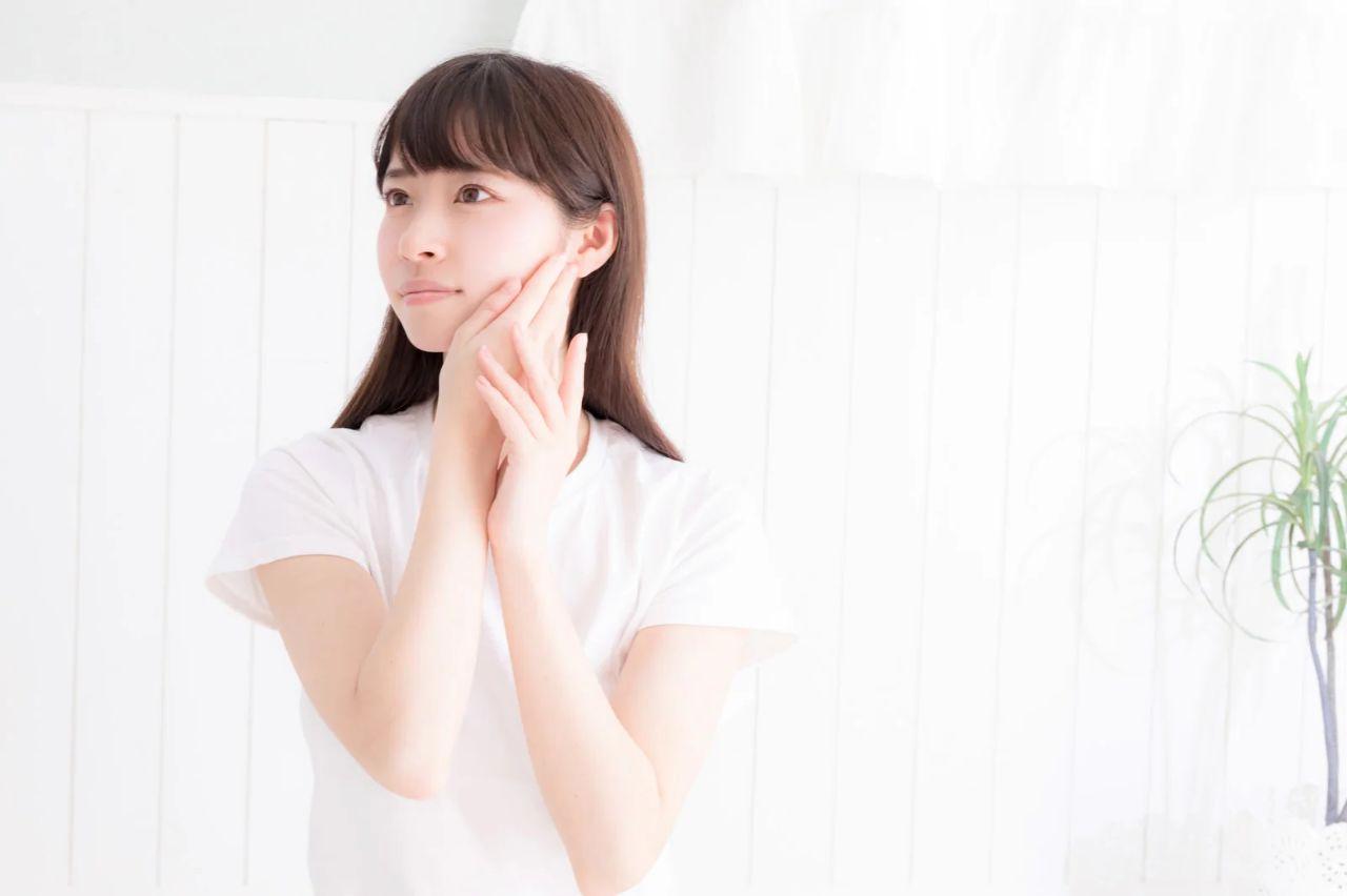 角質ケアのしすぎで敏感になった肌を気にする女性のイメージ