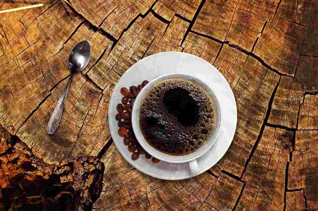 朝のテーブルに置かれたコーヒーカップと黒豆茶が入ったティーポット
