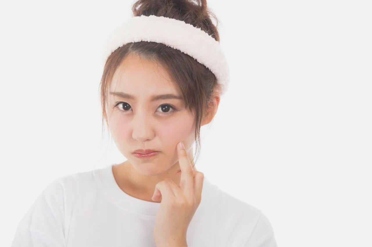 夜の日焼け止めジェルに関する疑問を持つ女性の画像