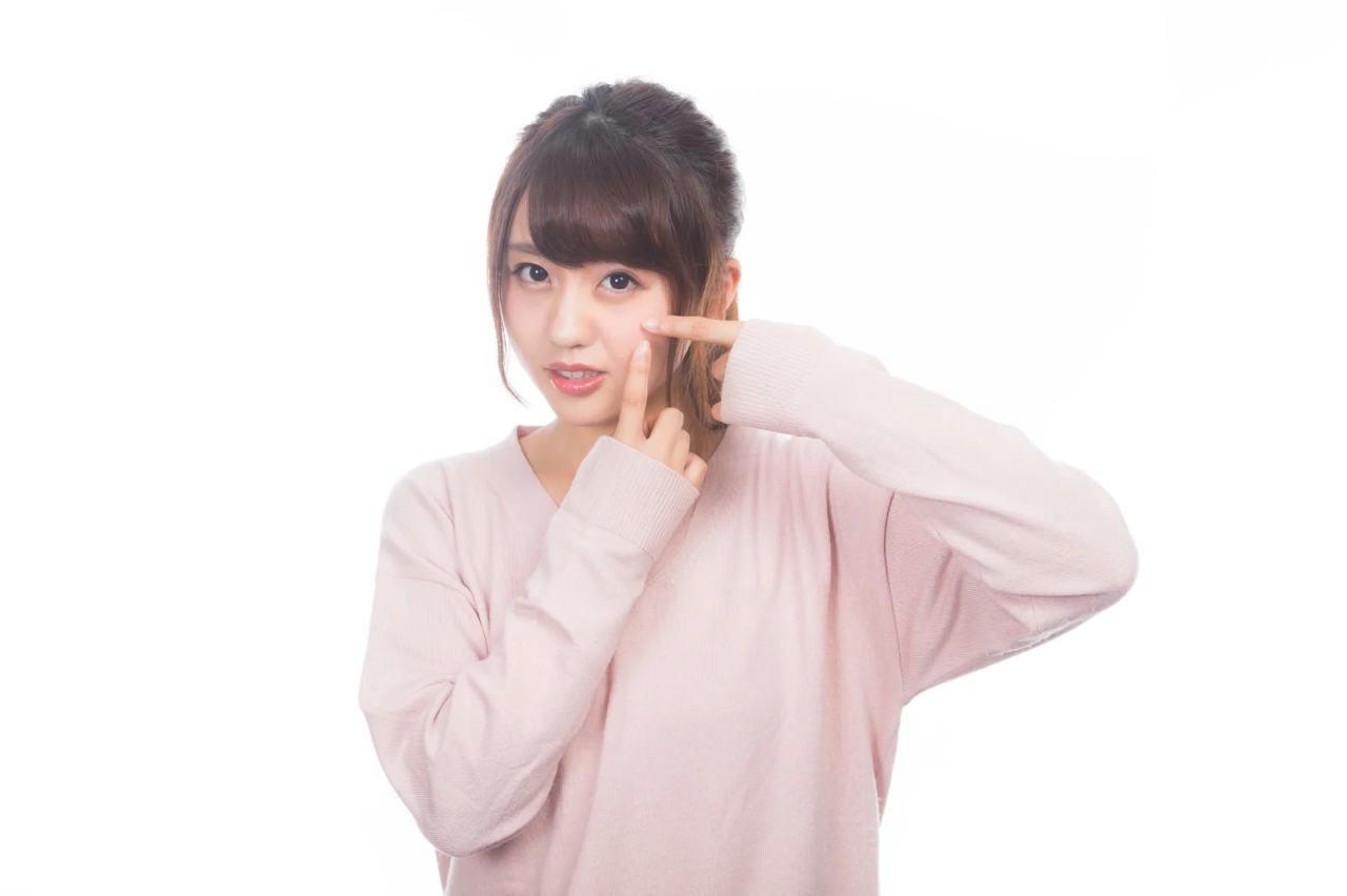 SPFとPAの表示を確認しながら、日焼け止めを選ぶ女性の手元