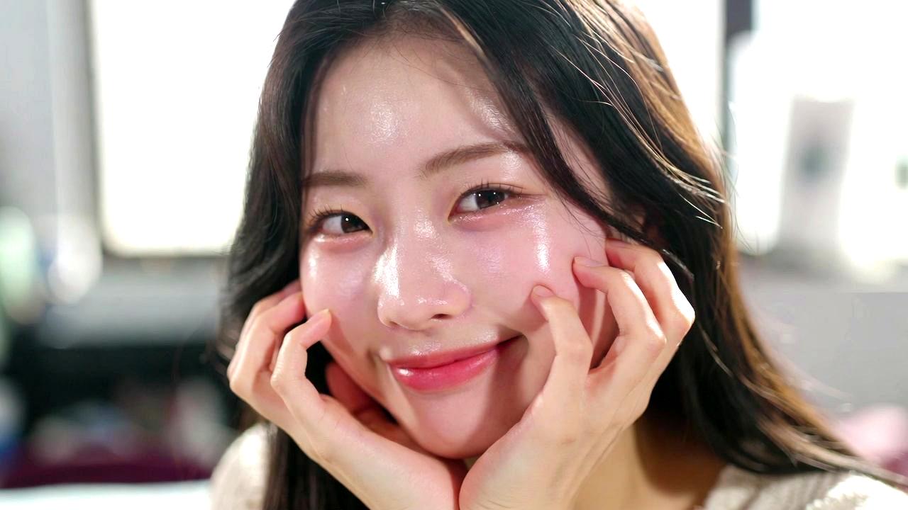 複数のシャンプーボトルと、水温計が写った洗面台の写真