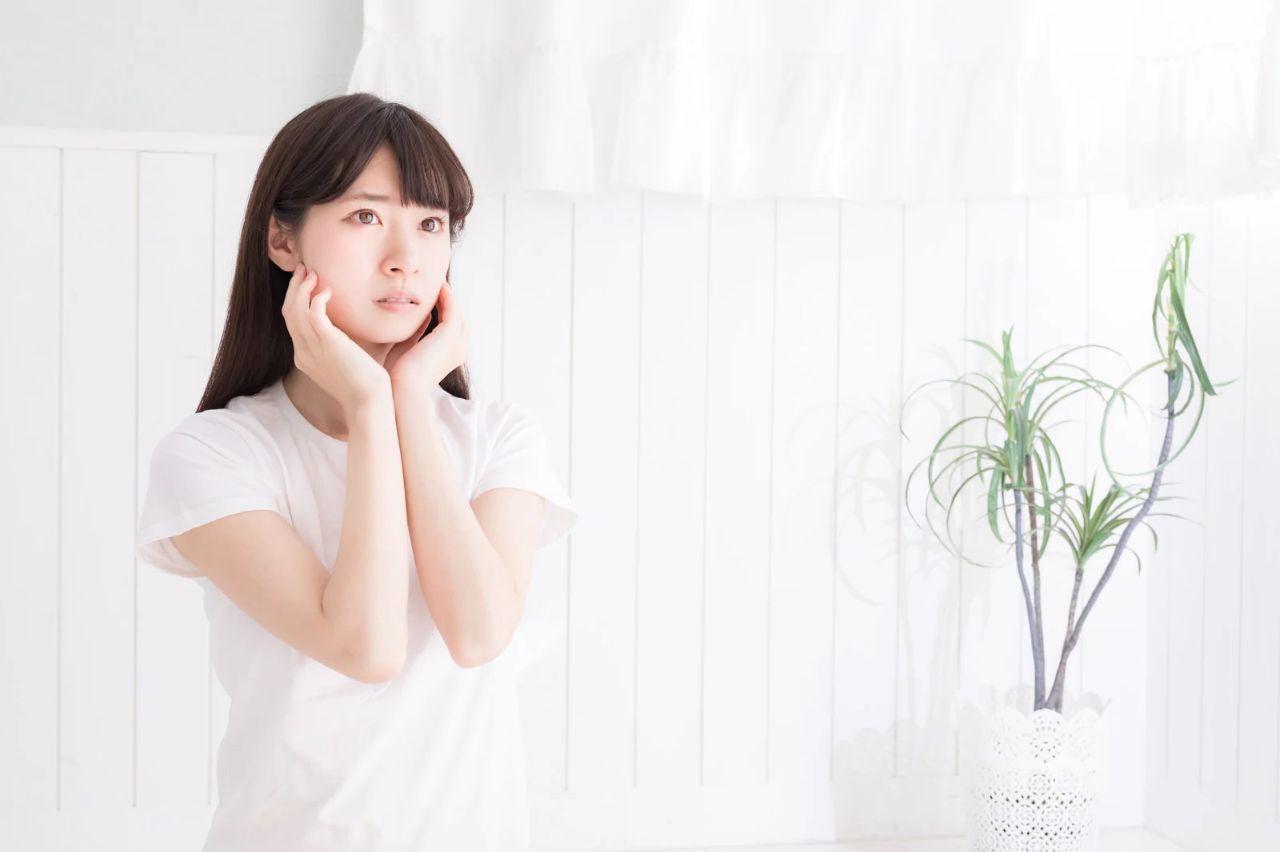 クレンジング後に保湿ケアをする女性のスキンケア