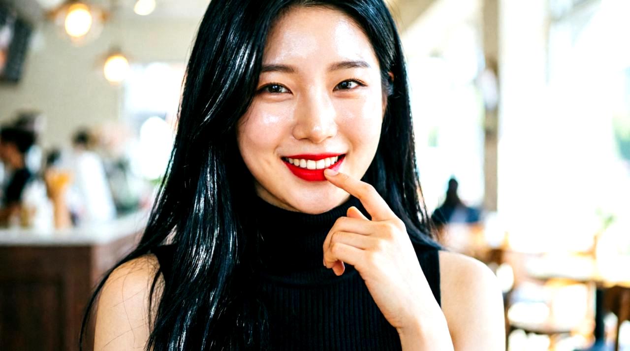 マスク着用で乾燥が気になる唇を鏡でチェックする女性の手元