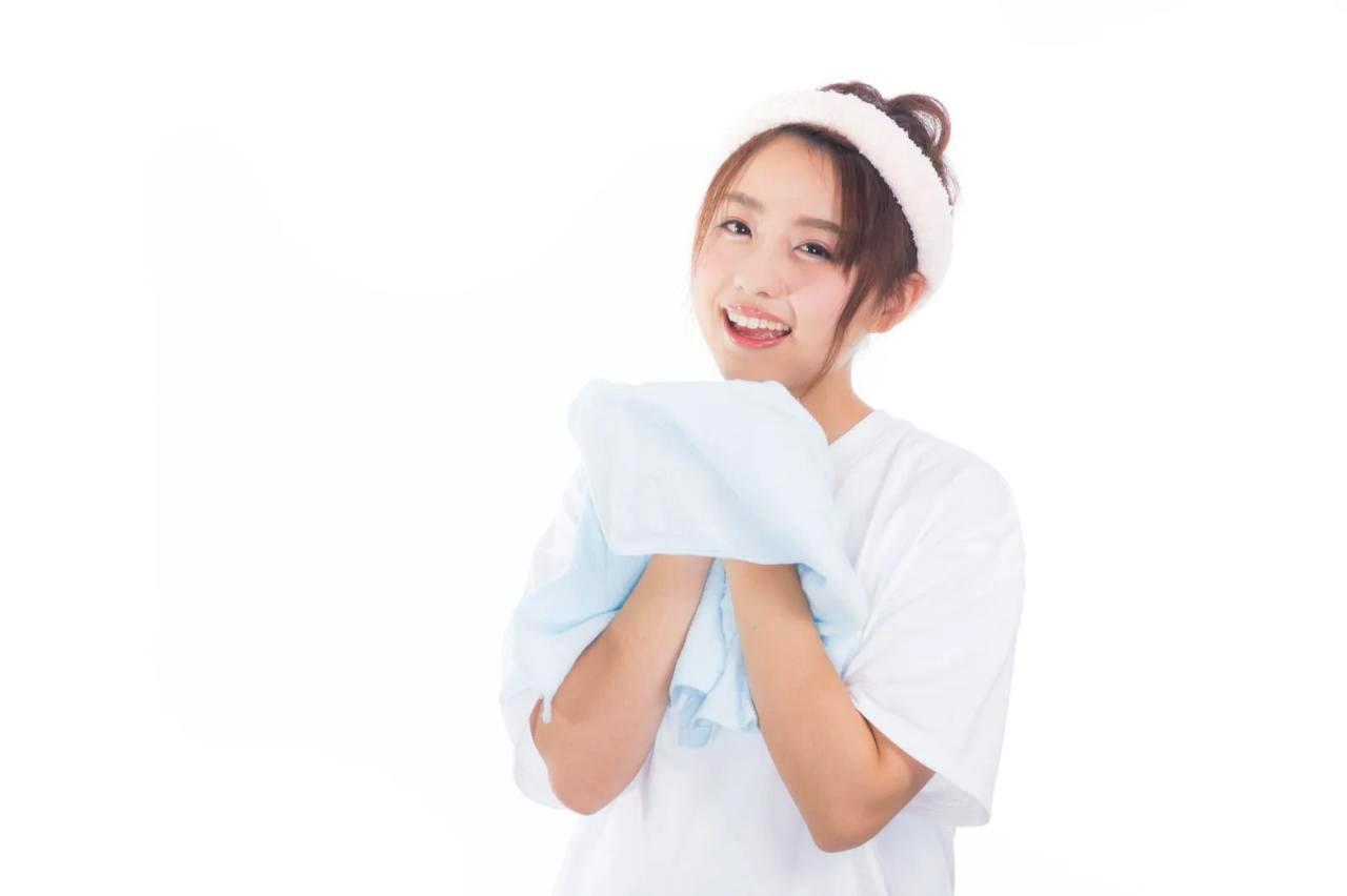きれいな素肌に満足そうな女性の笑顔