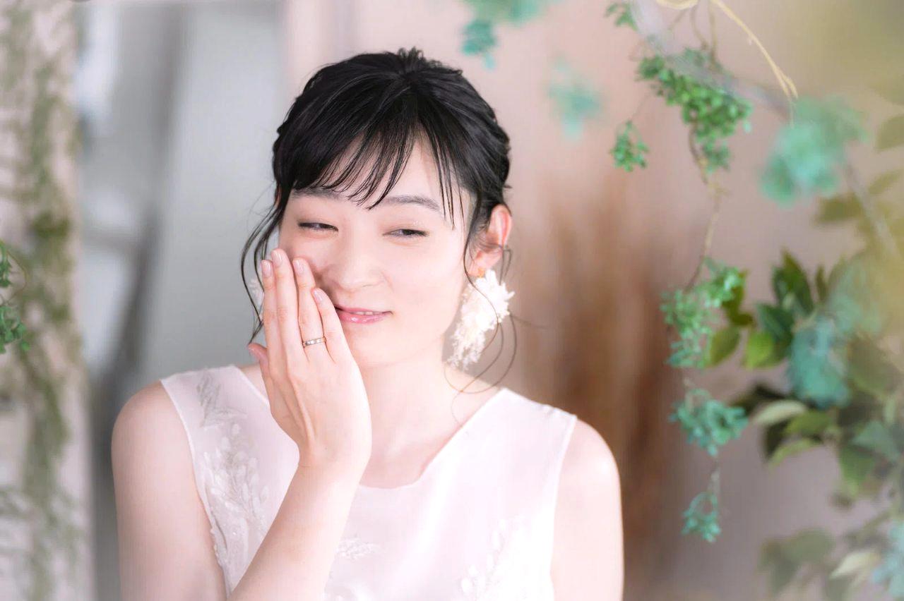夜道を安全に歩くためのウェアを着た女性のイメージ