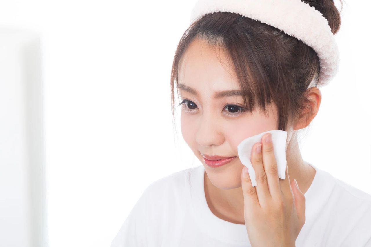 女性が鏡を見てほうれい線を確認している美容イメージ