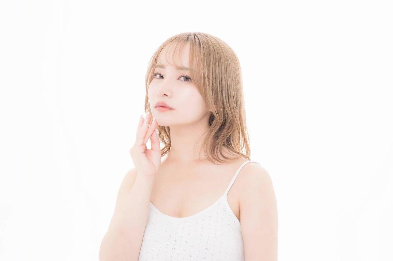 年齢を重ねた艶やかで美しい大人の手元の画像