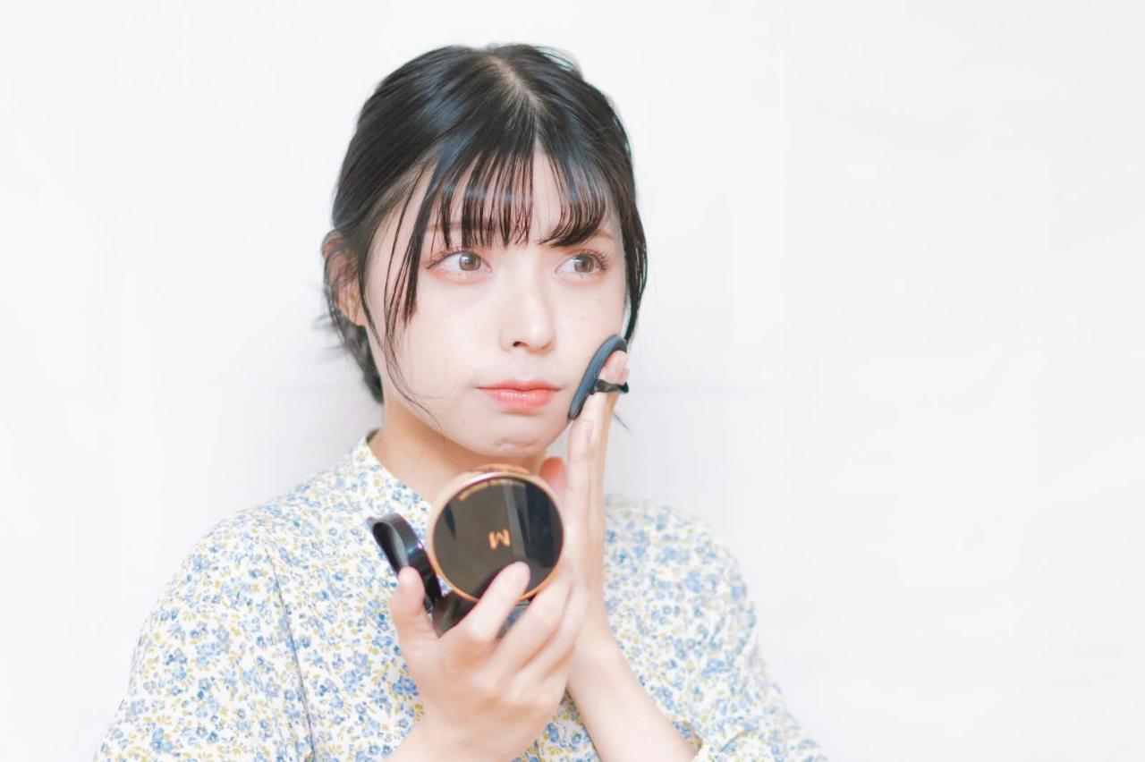 バーム日焼け止めの上からファンデーションを塗って仕上がりを確認する女性