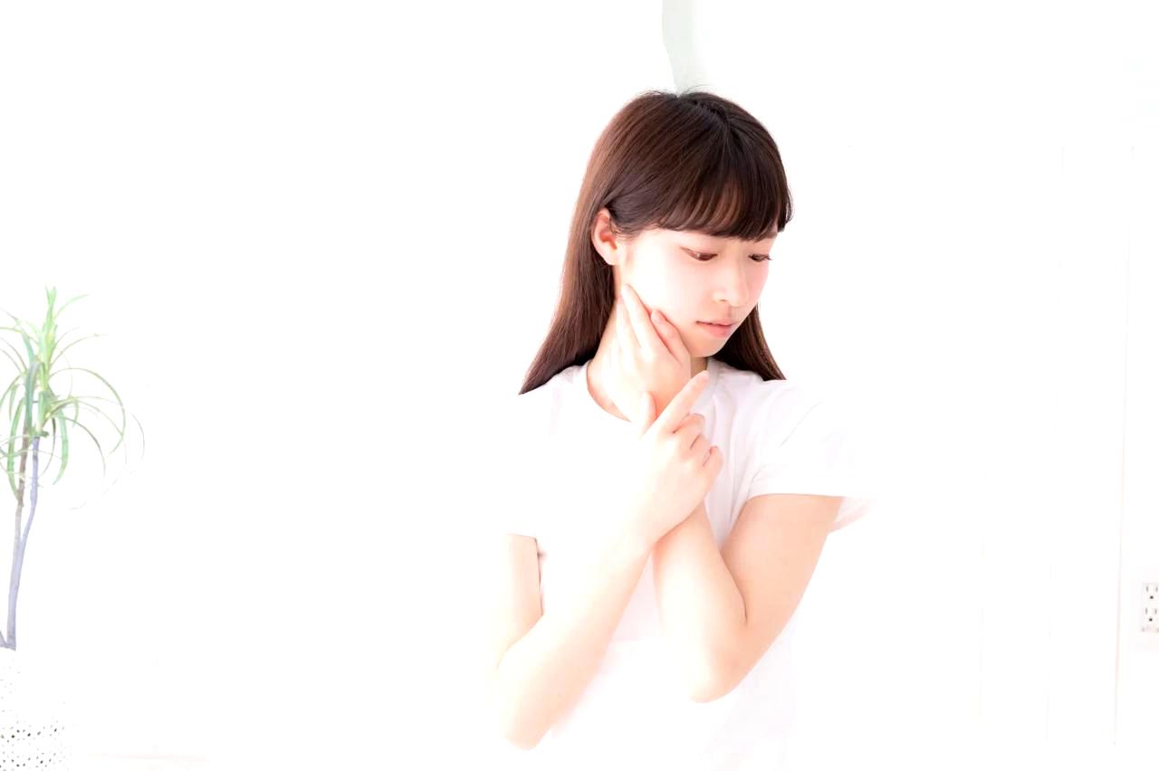 UVケアバームを手に取り使用する上品な女性