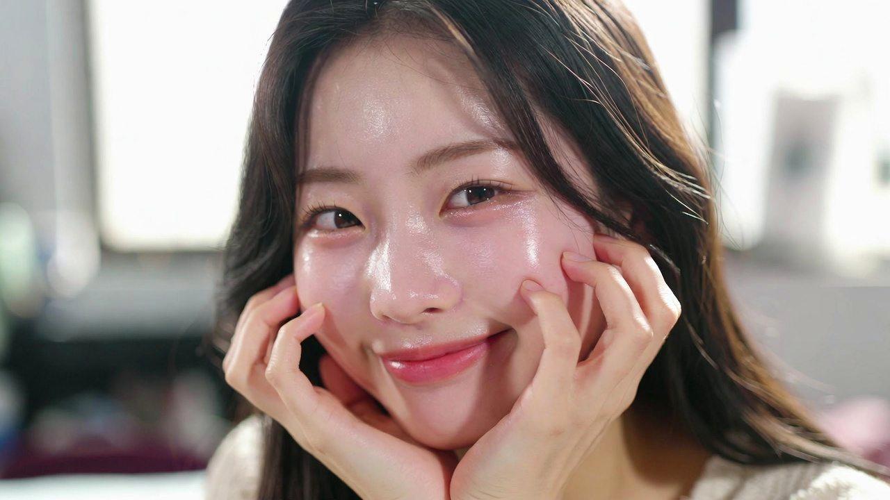 春のハンドケアで乾燥を整え透明感のある美しい手元を目指す女性のイメージ