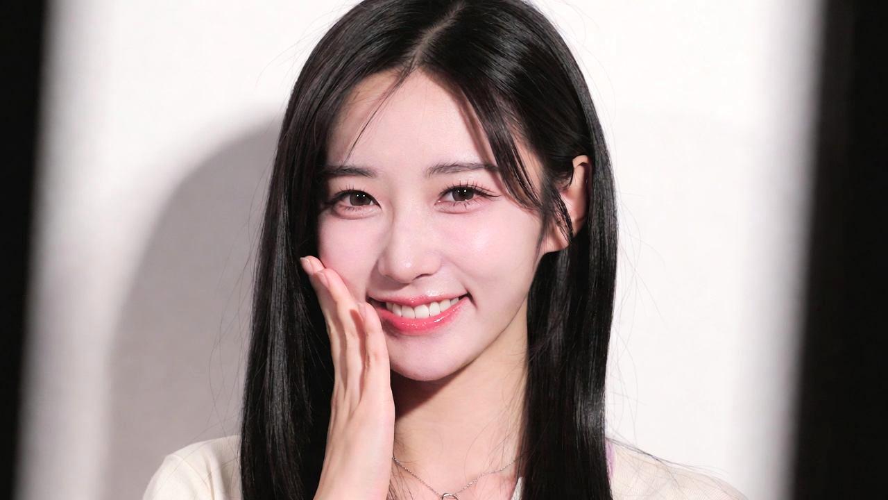午後も笑顔で働きながら美肌を保つ女性