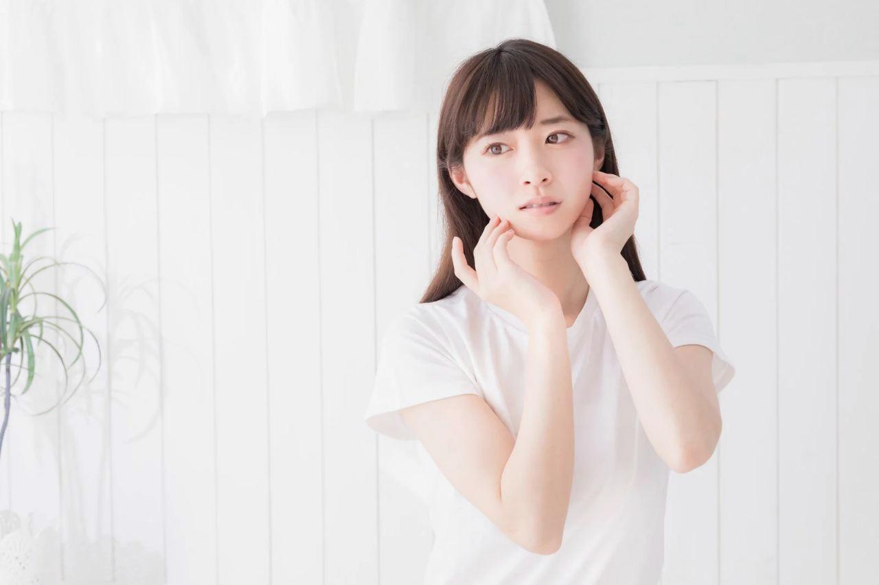朝昼夜のスキンケアでツヤ肌を保つ女性