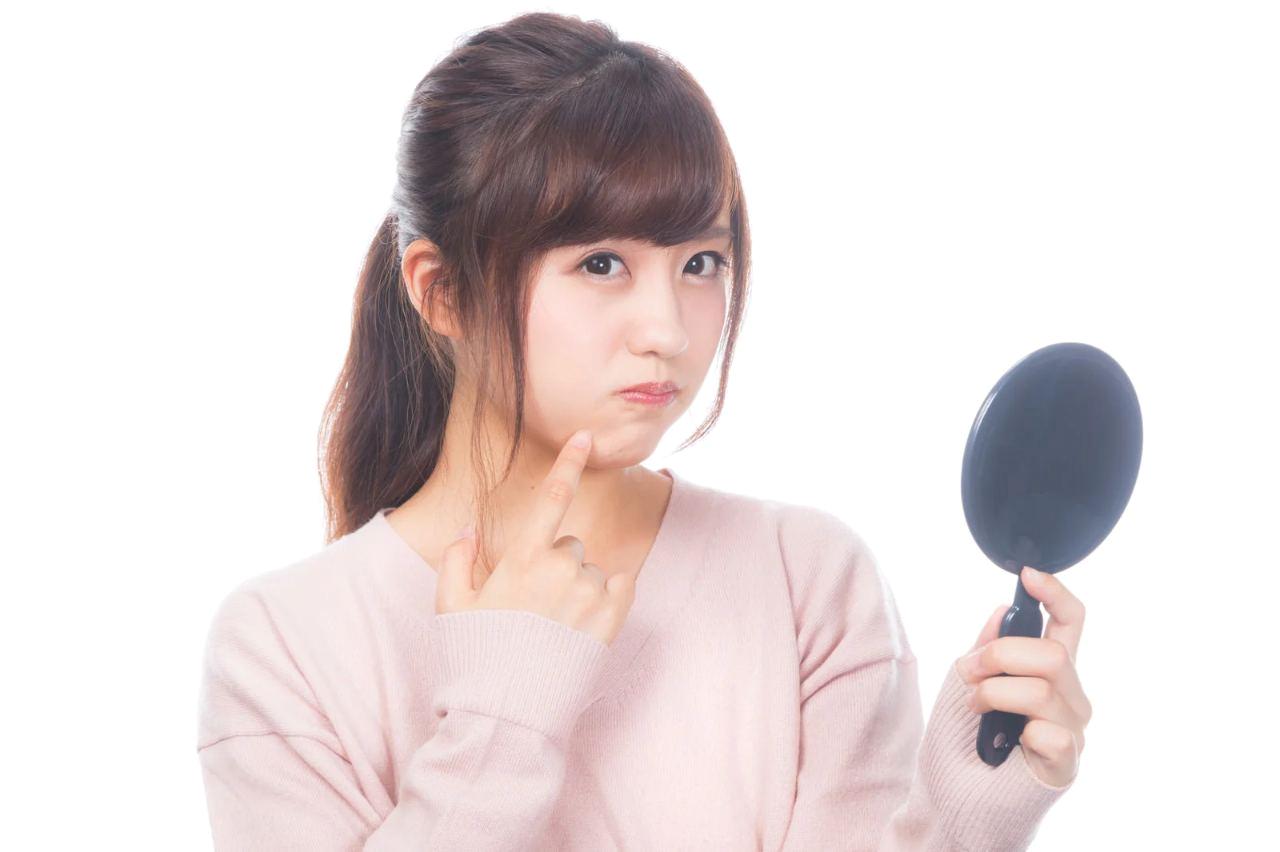 ニキビ肌が注意すべき日焼け止めミストの成分表示をチェックするイメージ画像