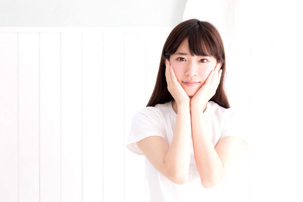 お風呂上がりに丁寧に保湿する大人の女性のスキンケアイメージ