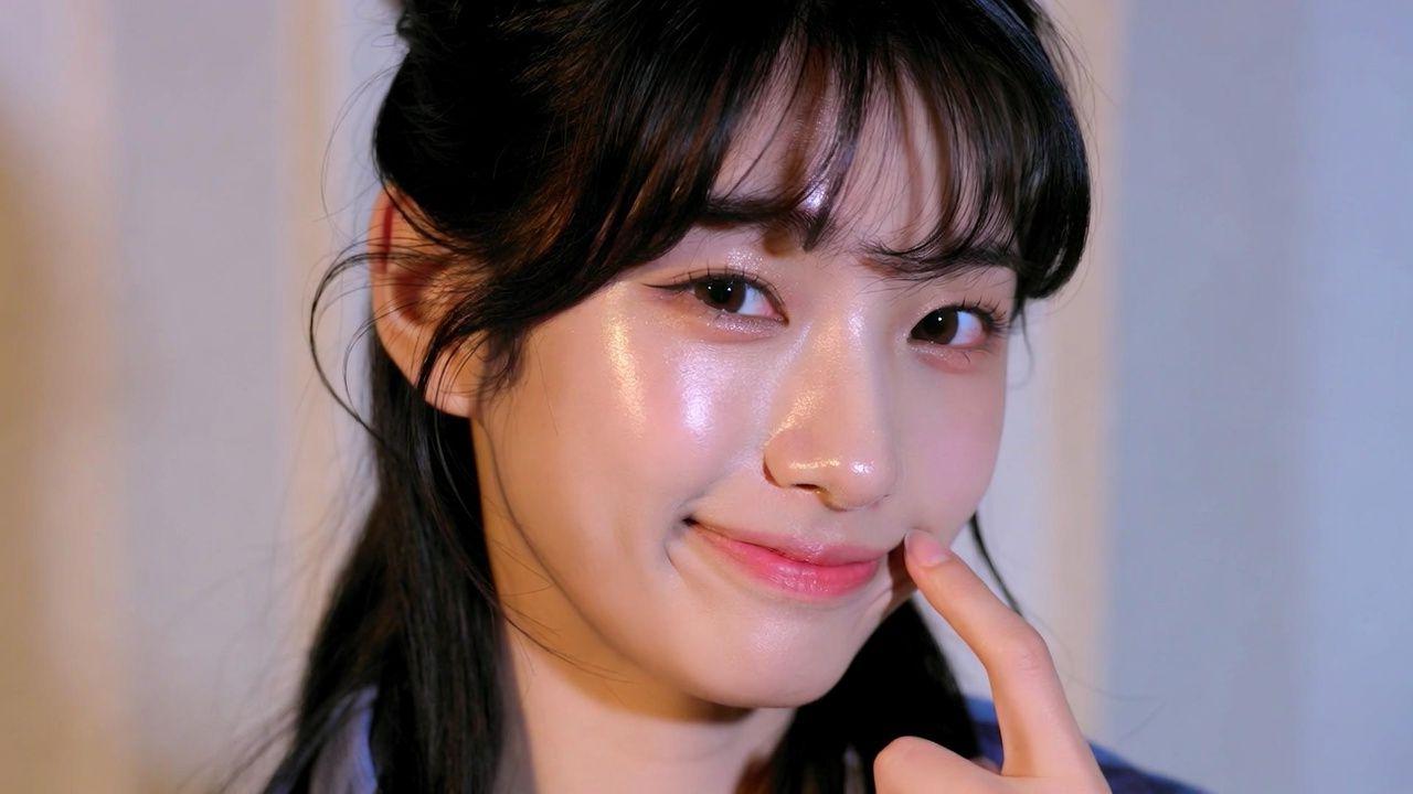 メイクの上から日焼け止めスプレーを吹きかける女性の手元アップ