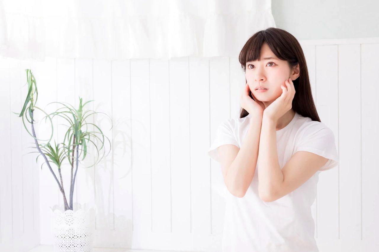 日焼け止めで紫外線対策をする女性のイメージ