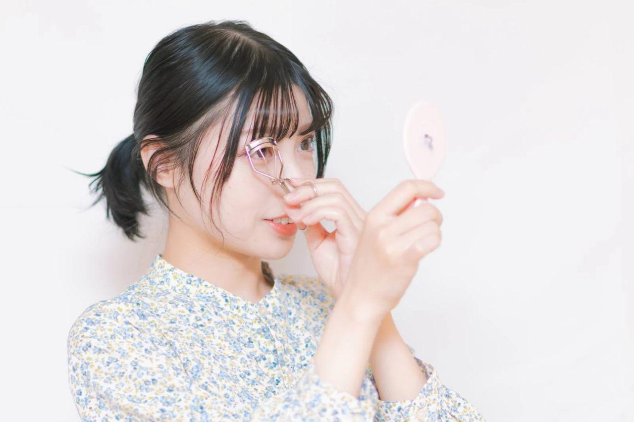 頬杖やうつぶせ寝など顔のたるみを悪化させるNG習慣を避けるイメージ画像