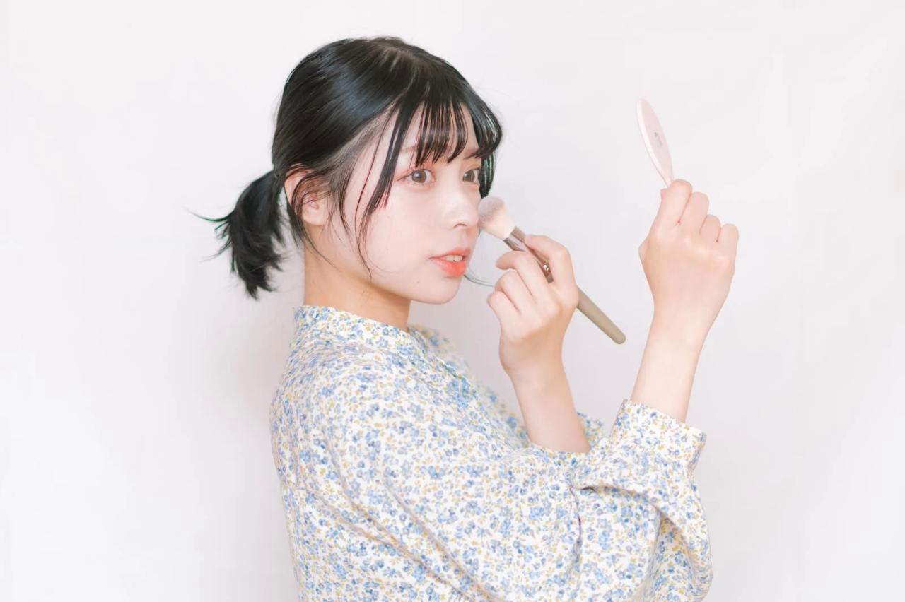 日中の外出先でUVケアミストを使用する女性の様子