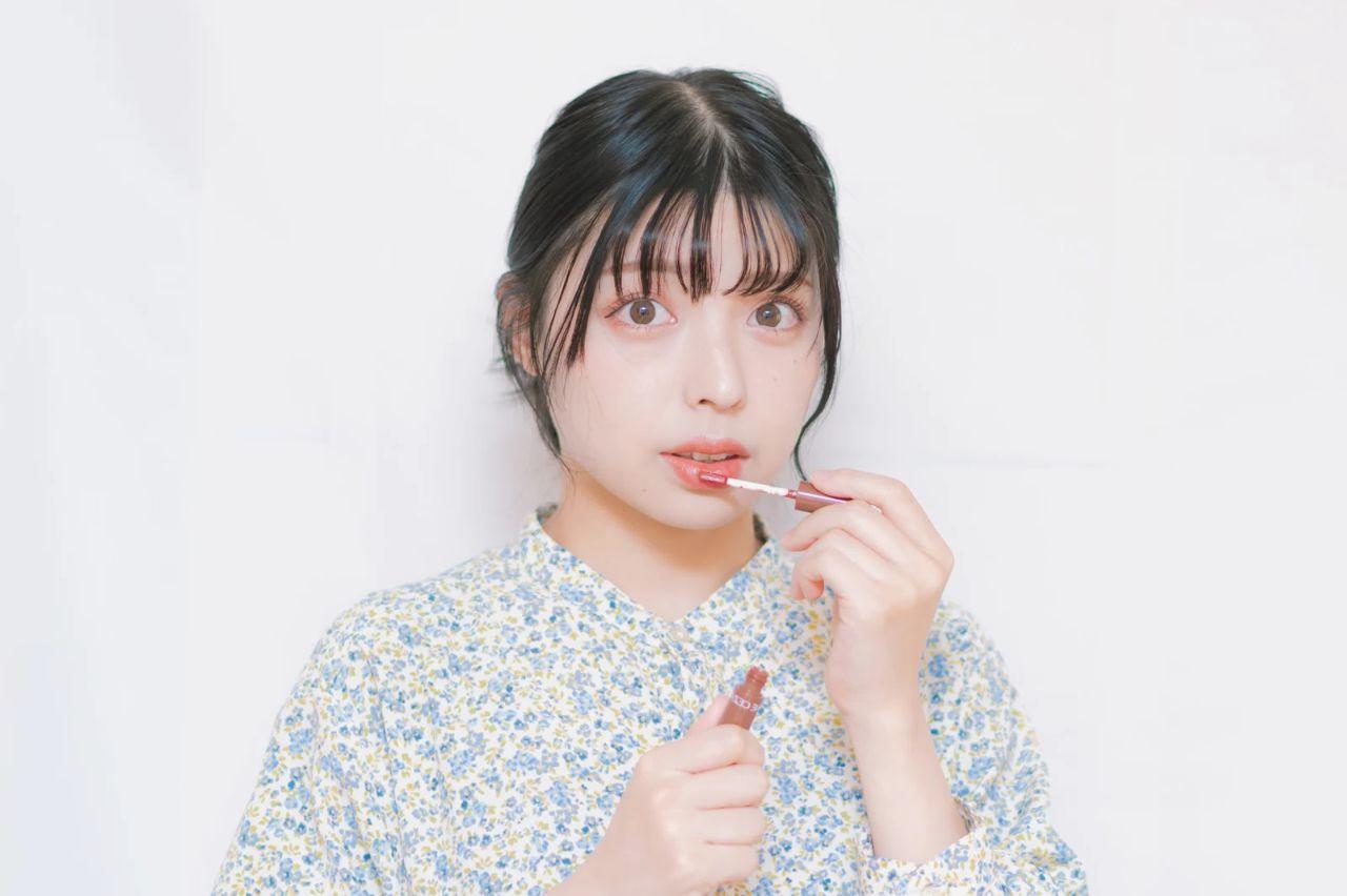 おでこにハイライトを入れる美容メイクの様子